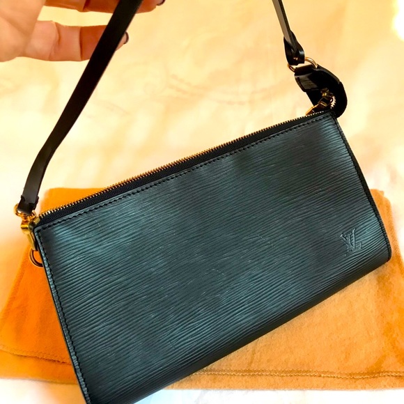 LOUIS VUITTON  EPI LEATHER  POCHETTE - Picture 1 of 17